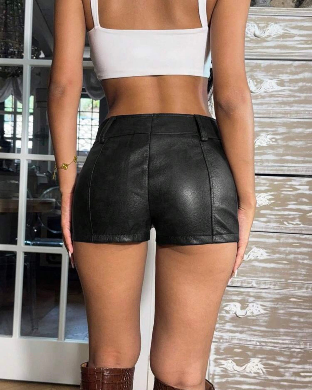 Short negro de cuerina