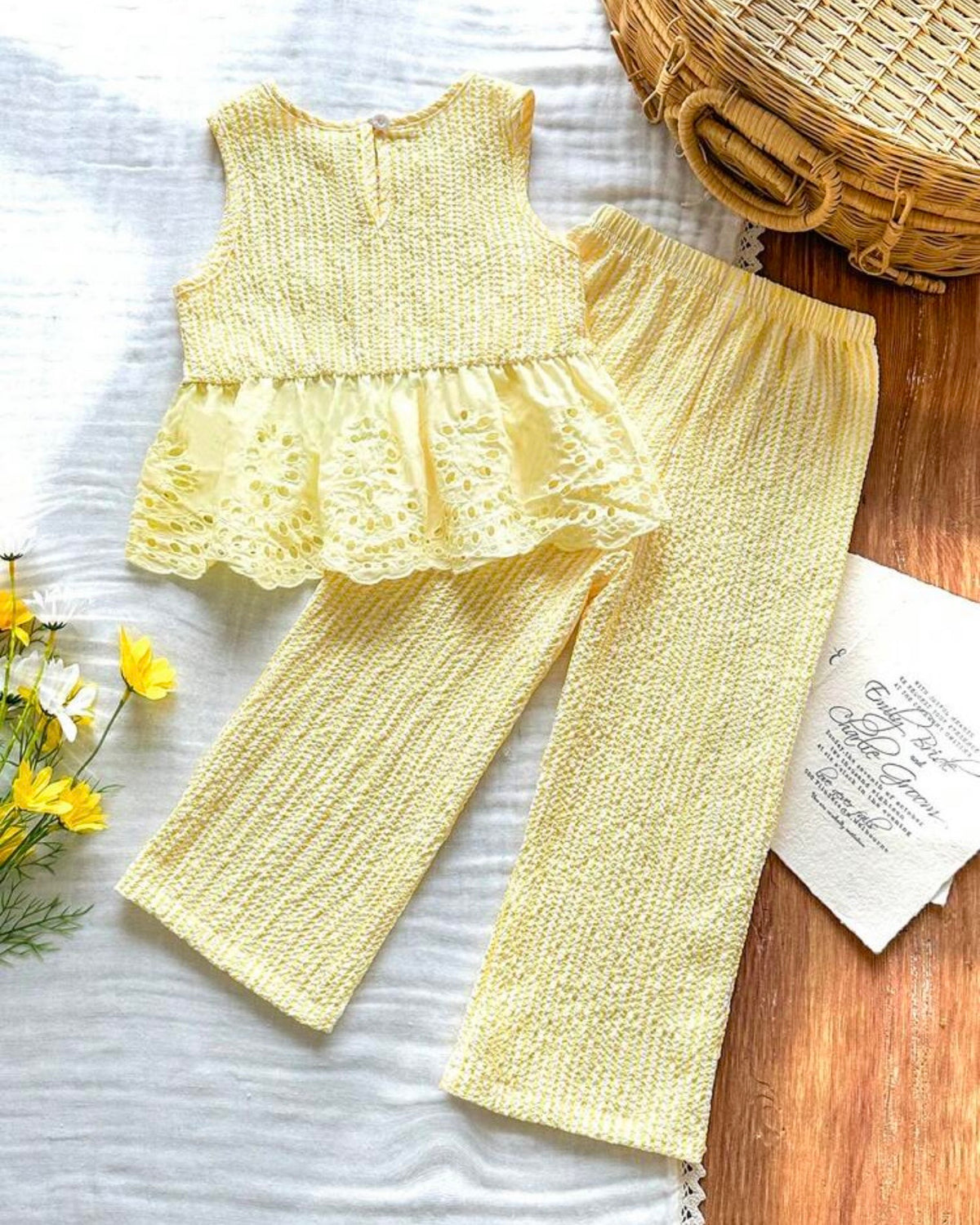 Conjunto amarillo de niña