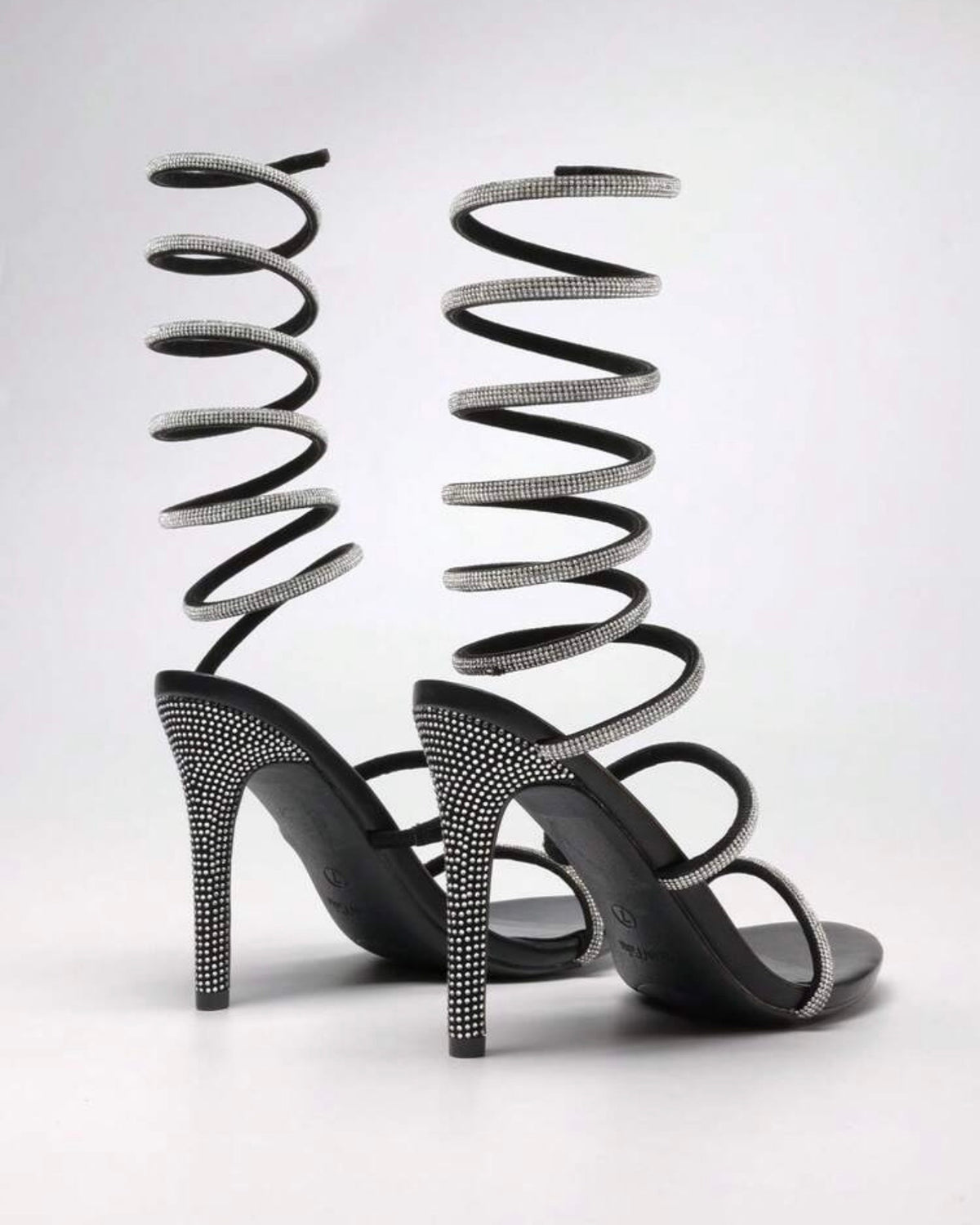 Tacones negros caracol