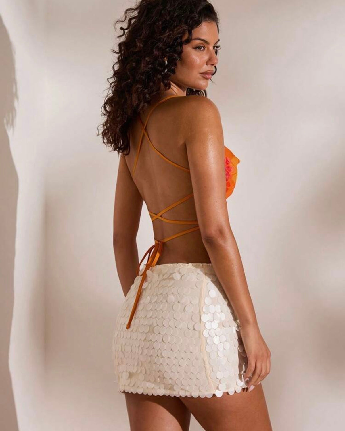 Top naranja con lentejuelas