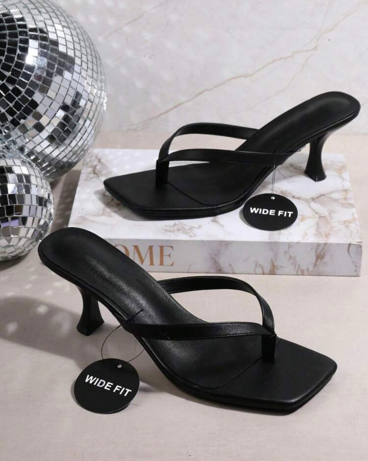 Sandalias negras con tacón