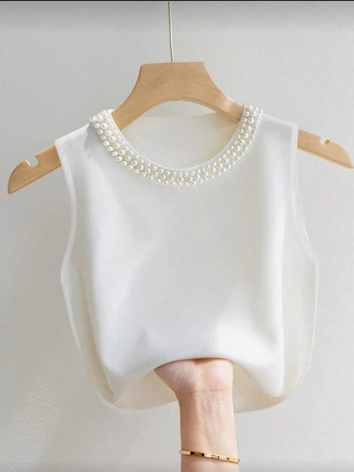 Blusa con perlas en el cuello