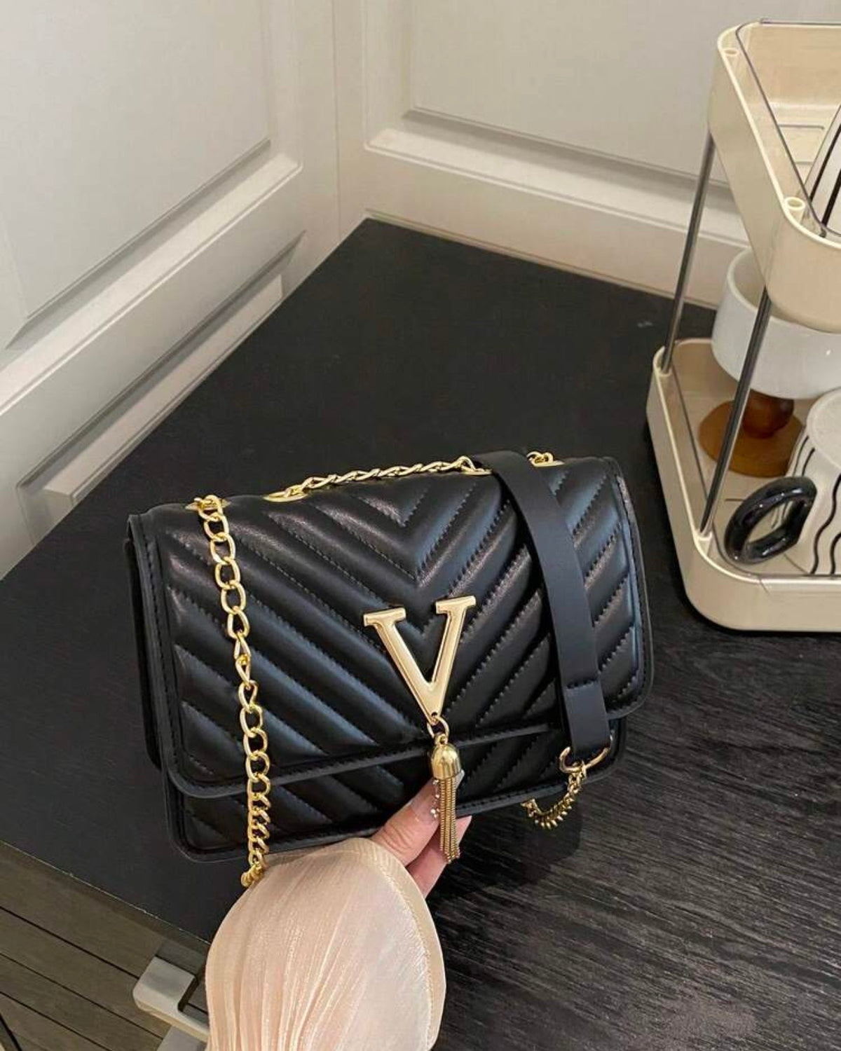 Bolso negro con relieve
