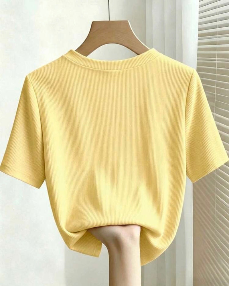 Blusa amarilla con perlas en el cuello