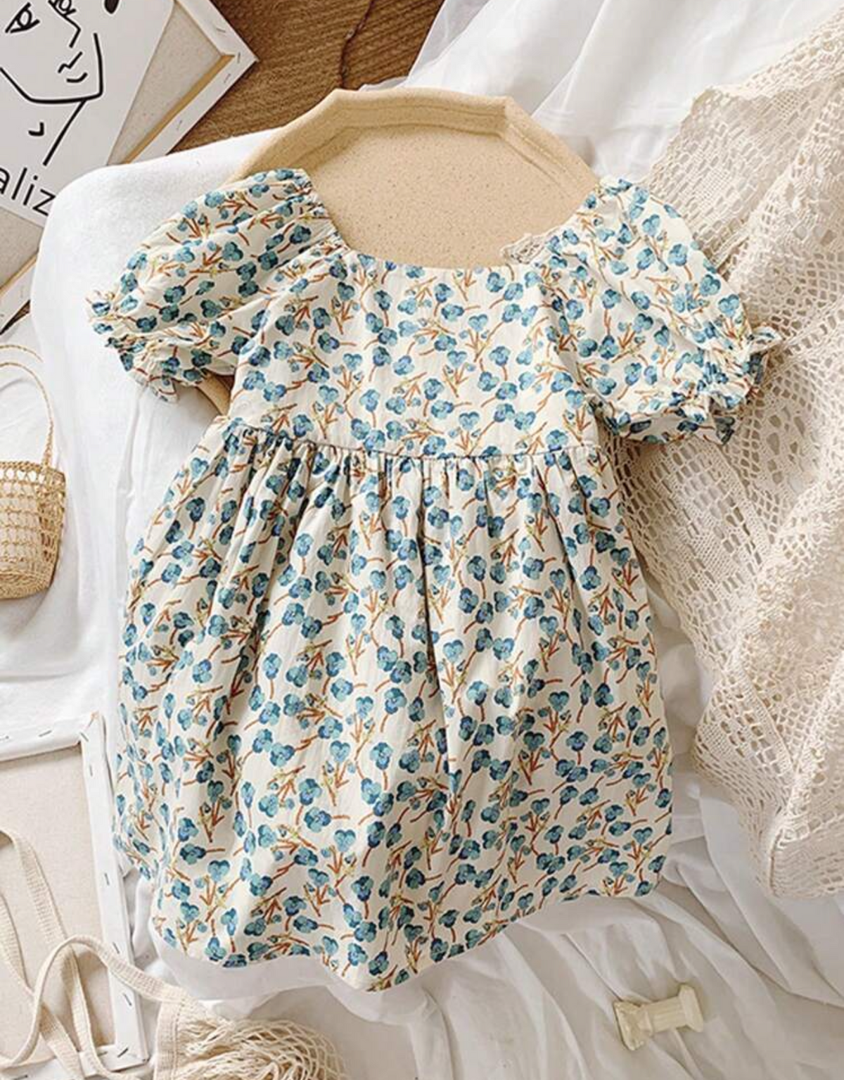 Vestido floreado de niña