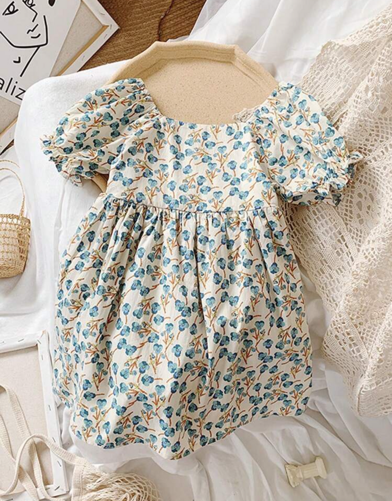Vestido floreado de niña
