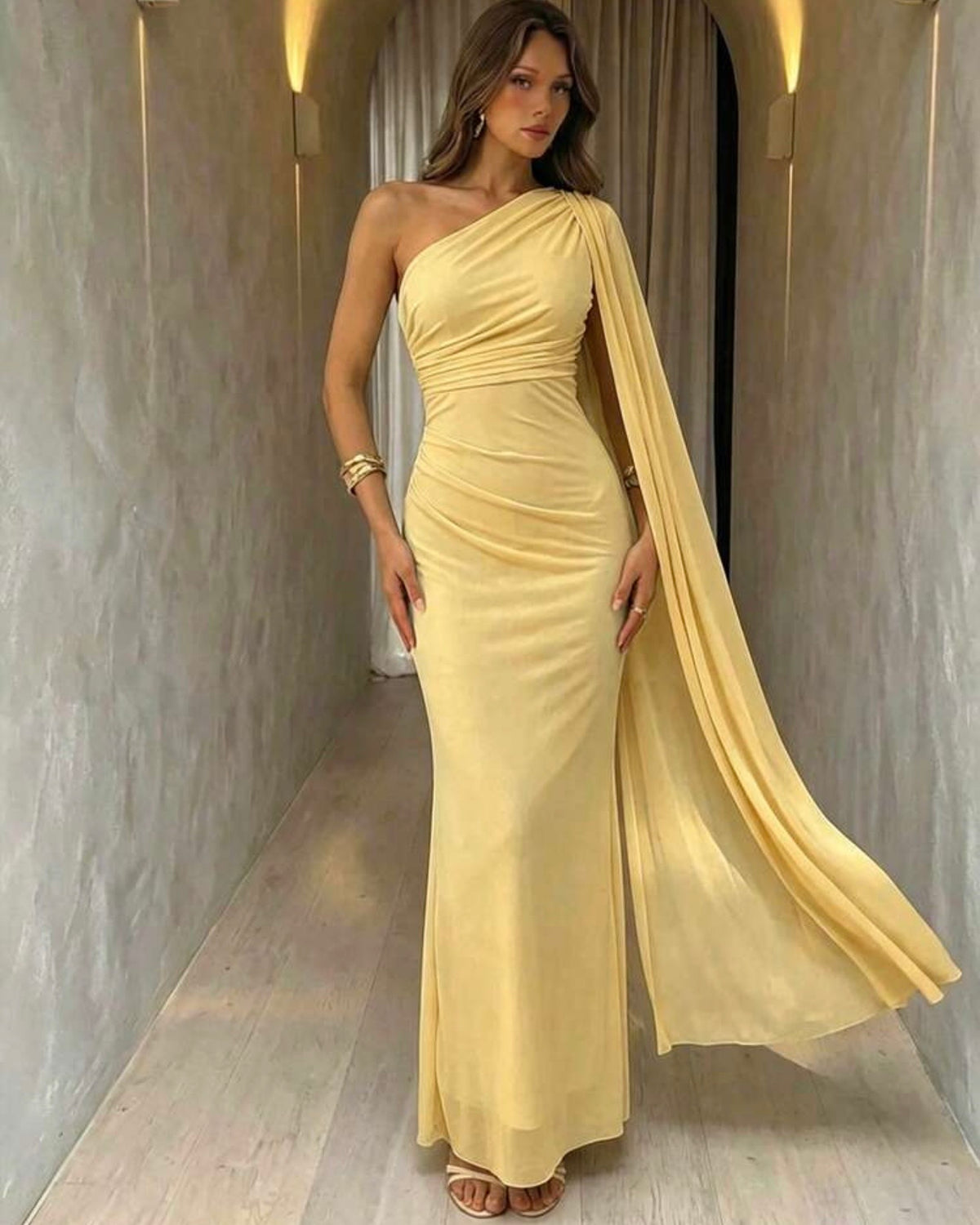 Vestido amarillo de una manga