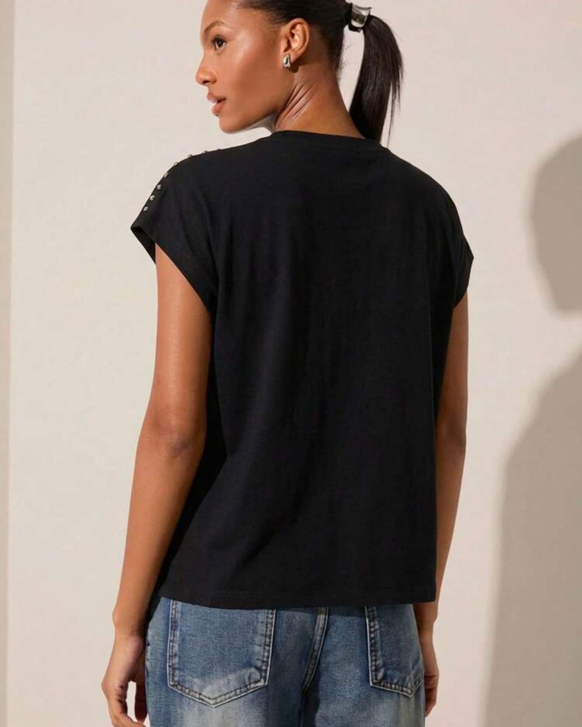 Blusa negra con perlas