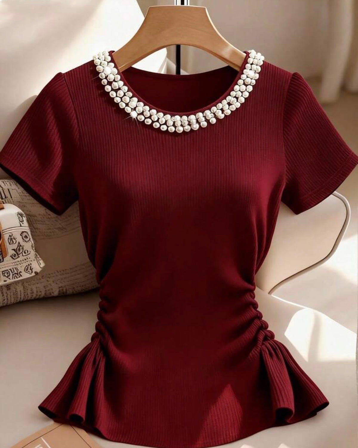 Blusa roja con piedras en el cuello
