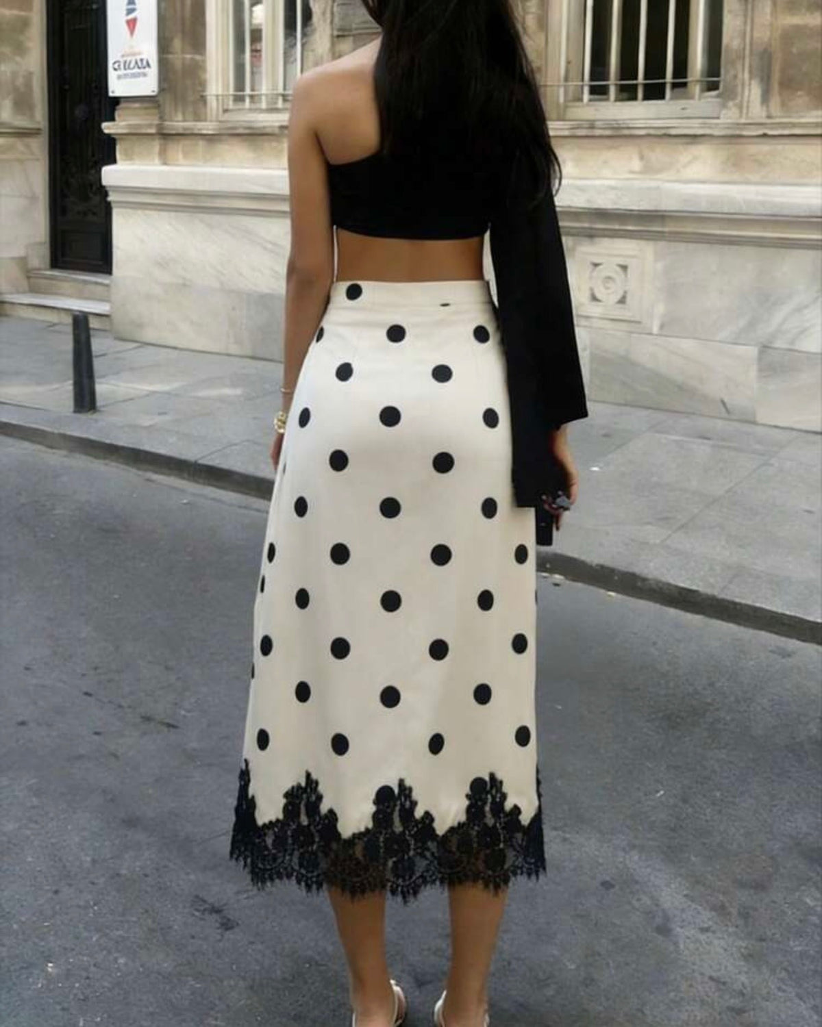 Falda beige con puntos satinada