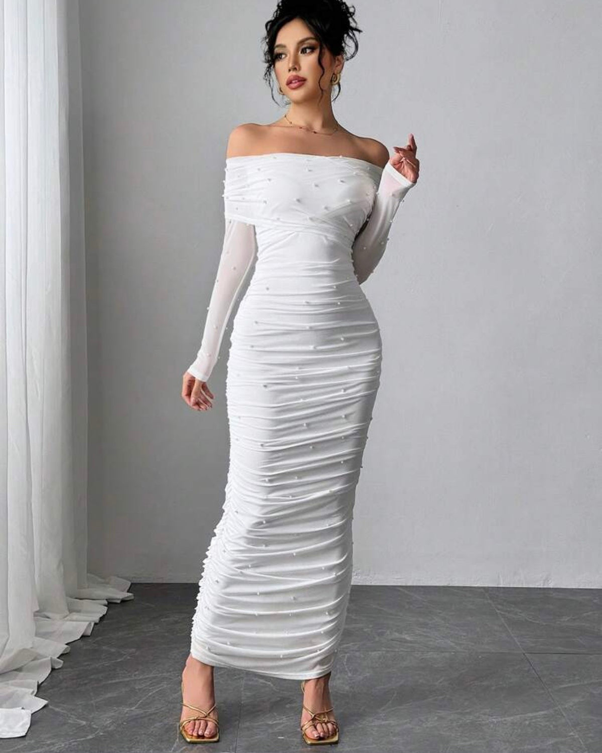 Vestido blanco con pelotas blancas