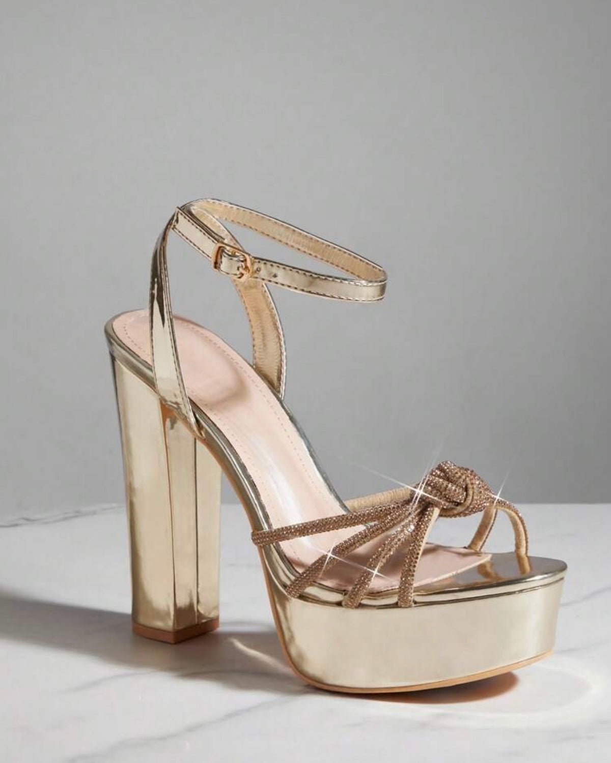 Tacones dorados