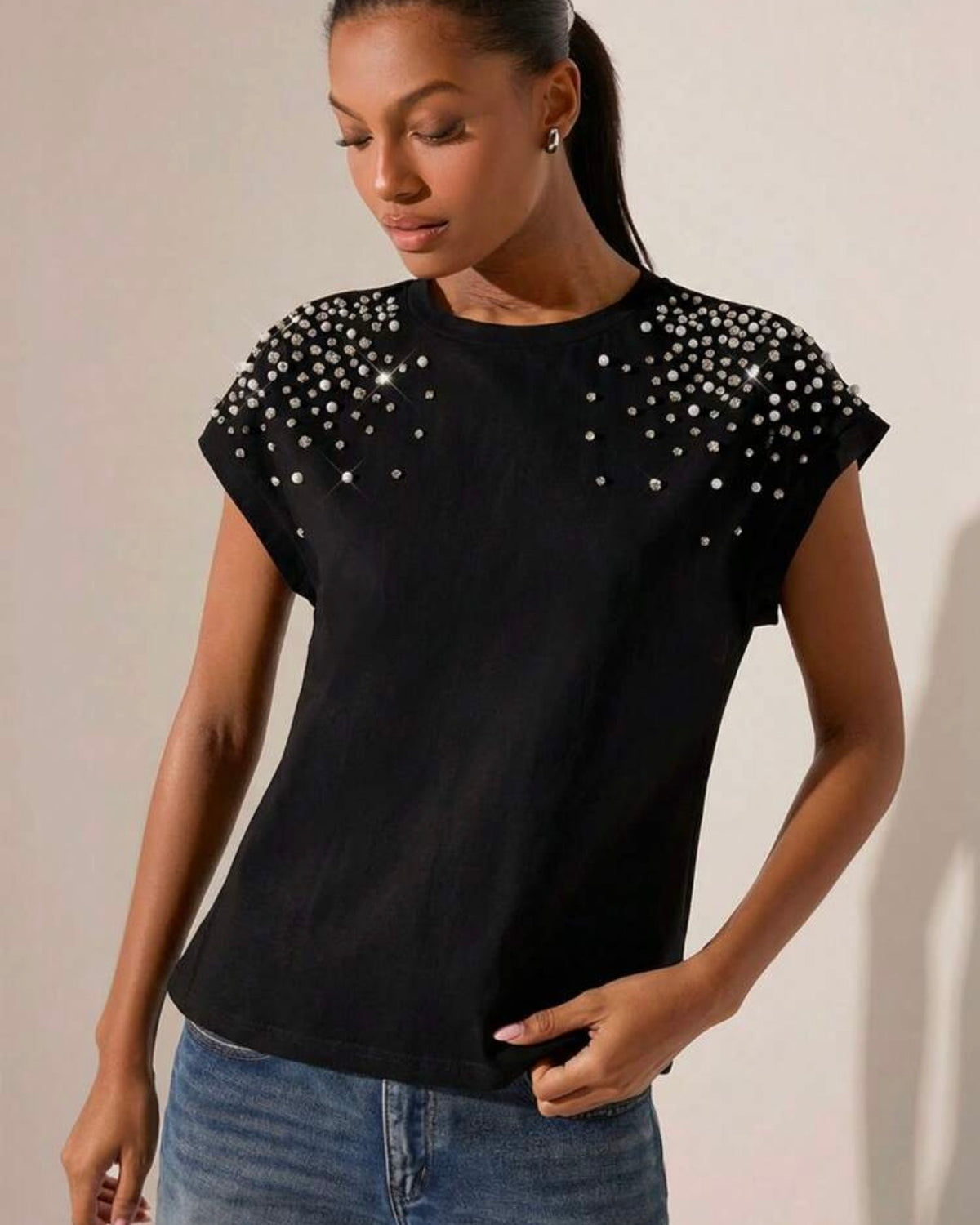 Blusa negra con perlas