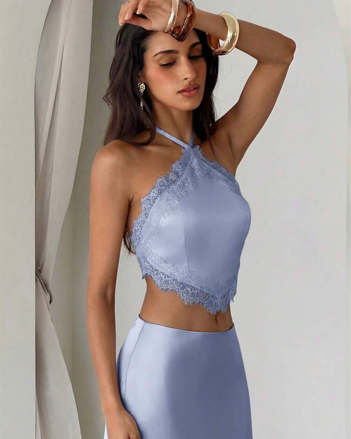 Conjunto de top y falda de satin celeste