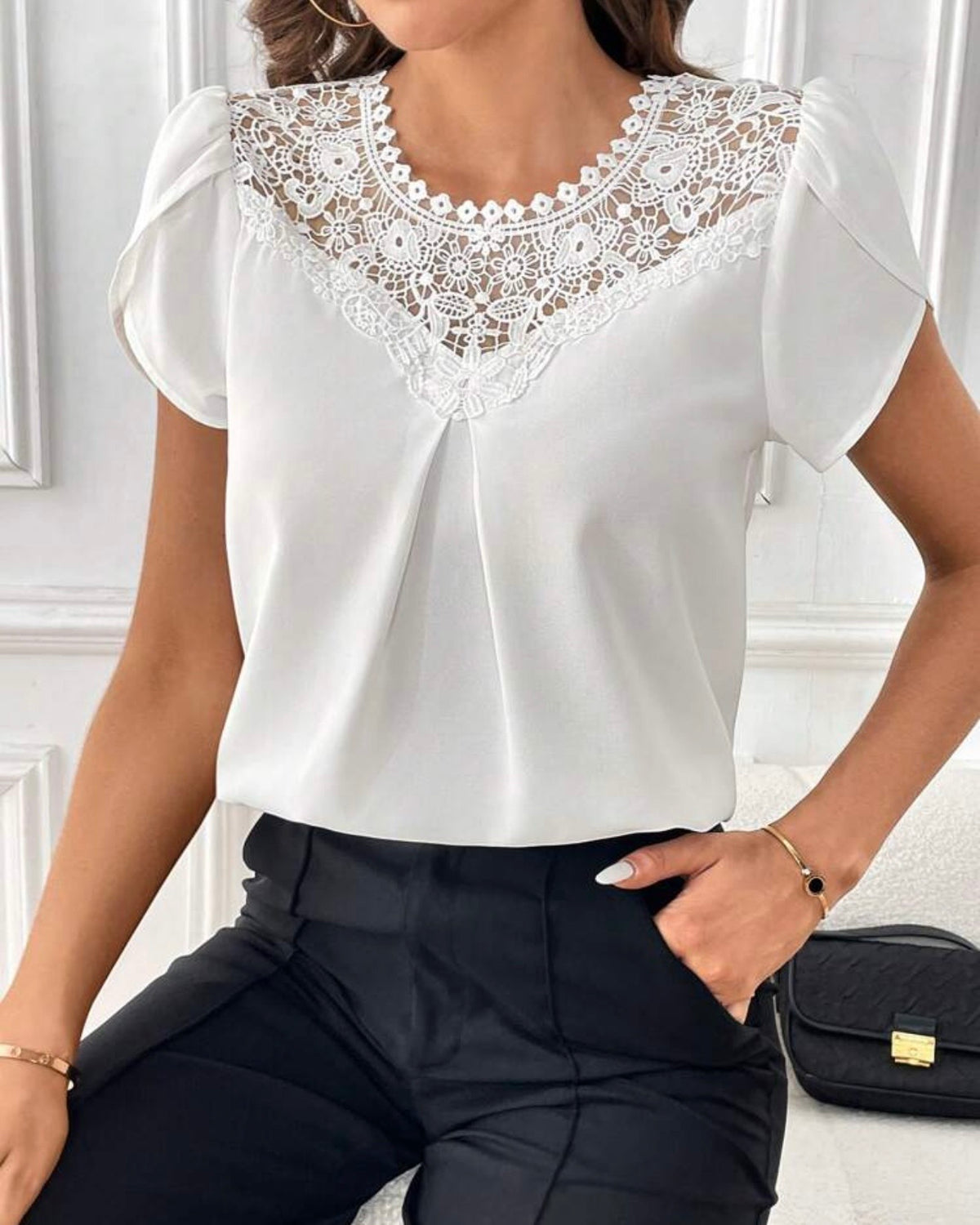 Blusa blanca con encaje