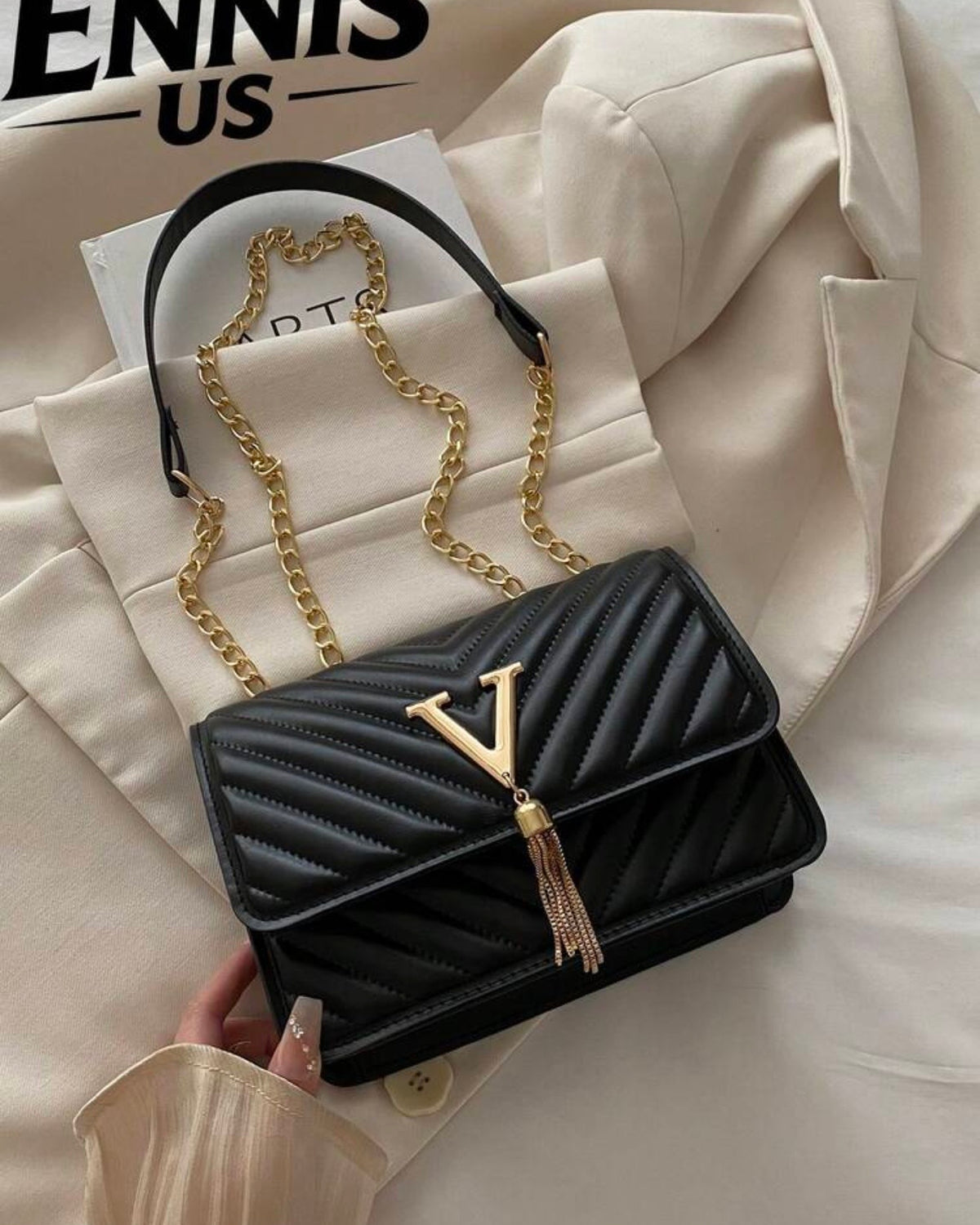 Bolso negro con relieve