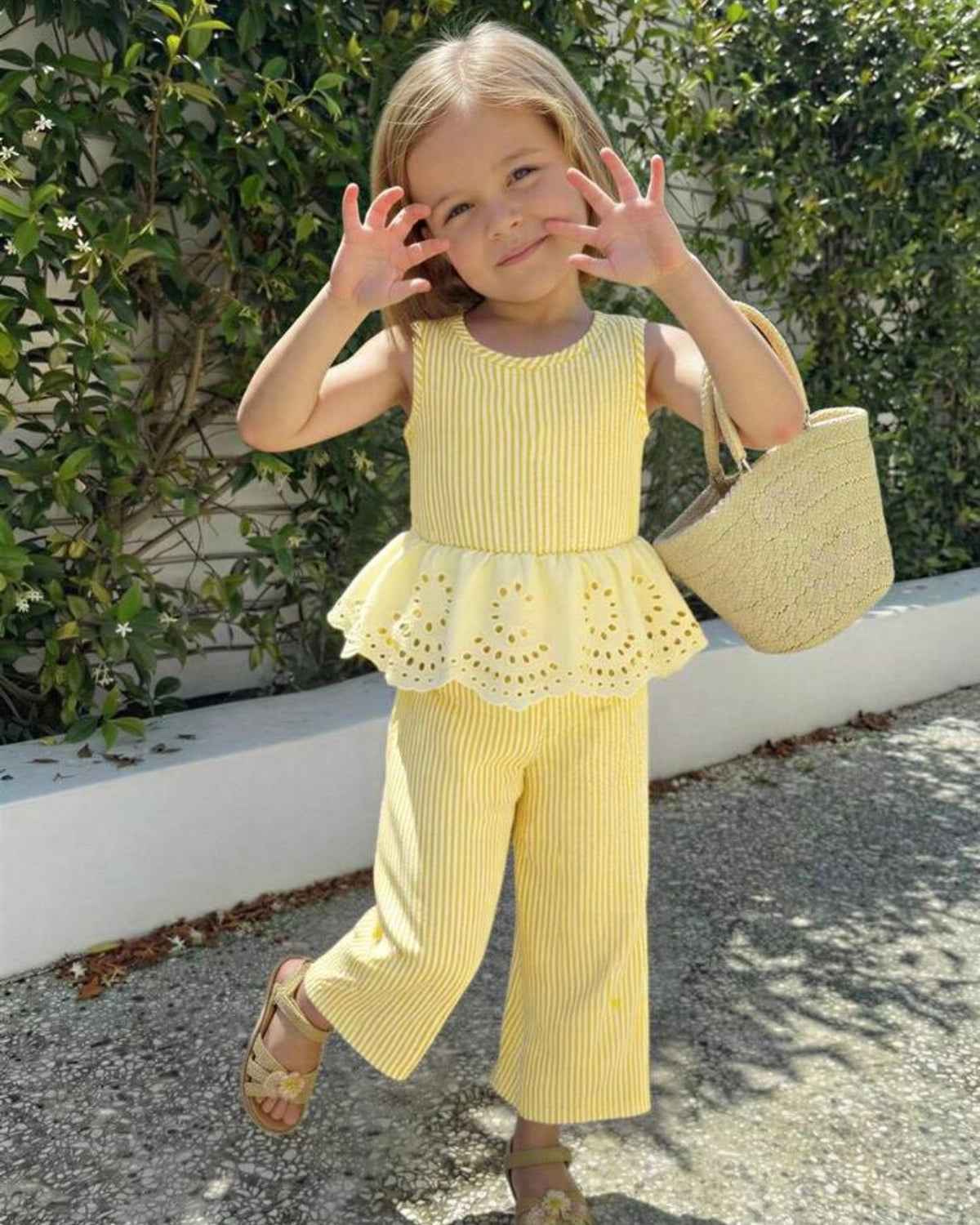 Conjunto amarillo de niña