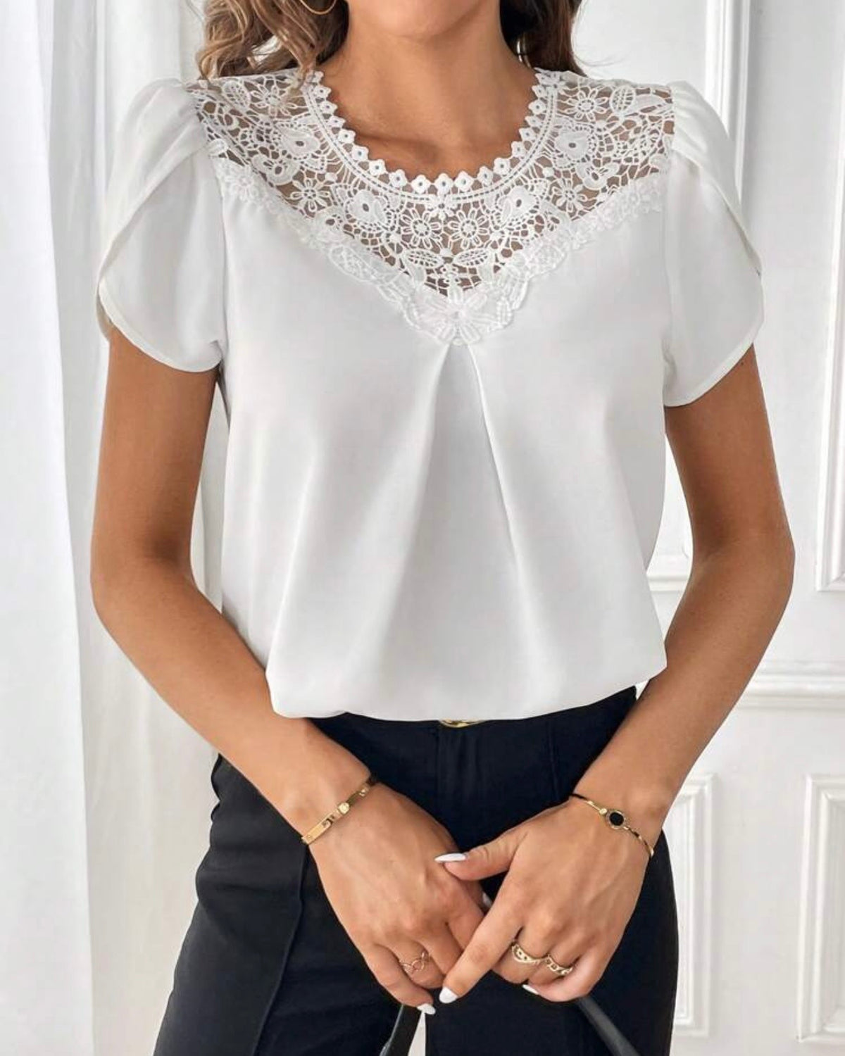 Blusa blanca con encaje