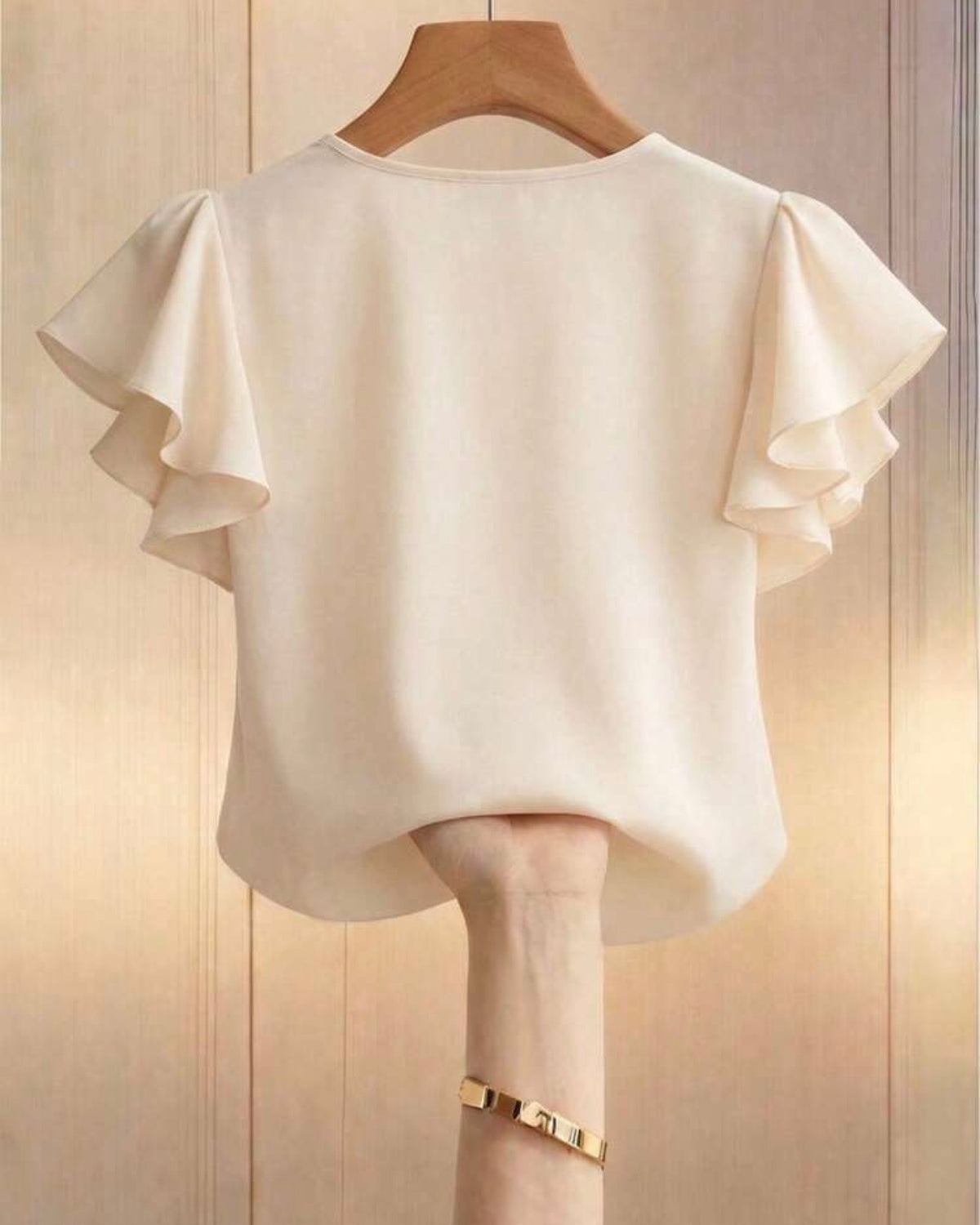 Blusa albaricoque con perlas en el cuello