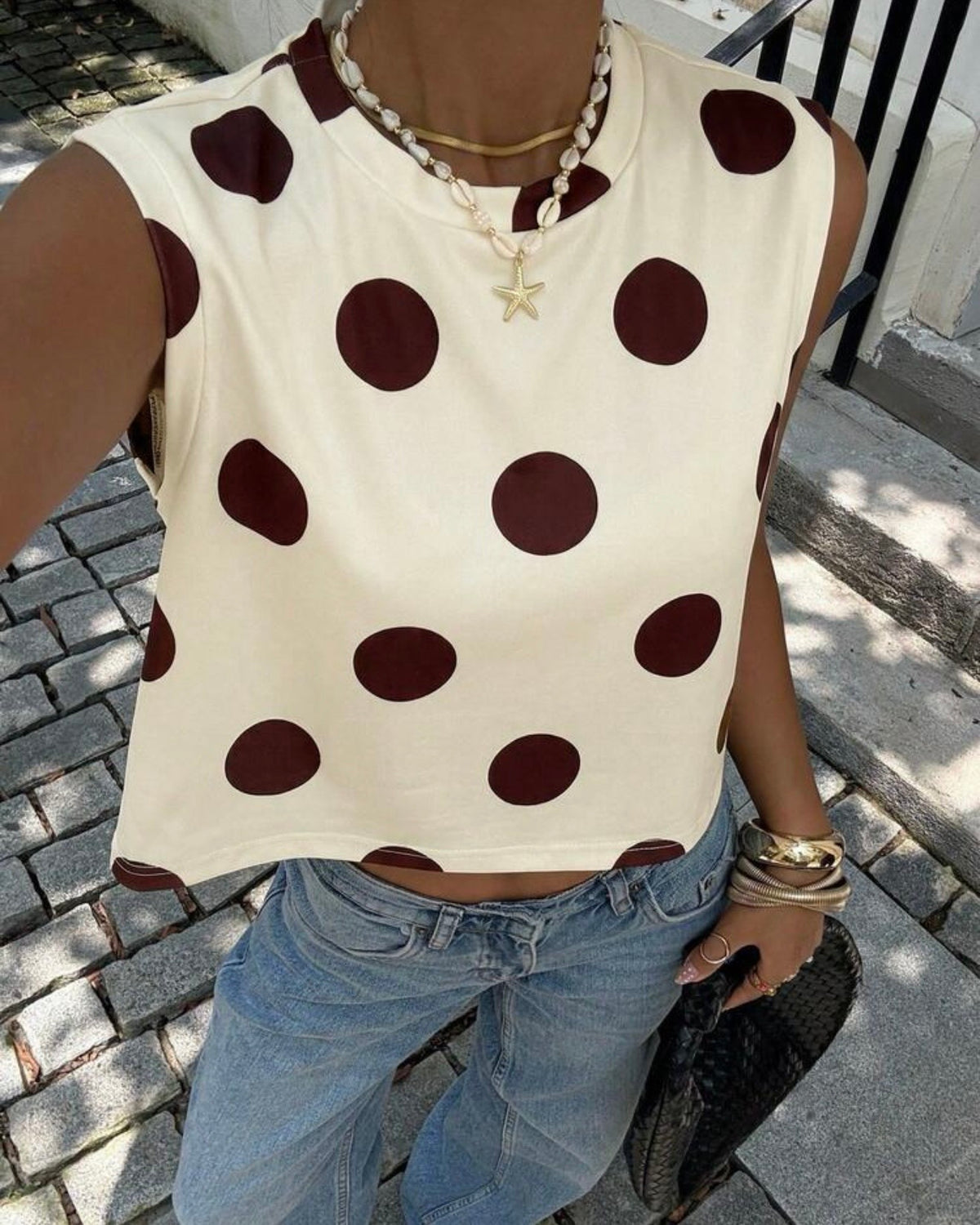 Camisa con puntos cafés